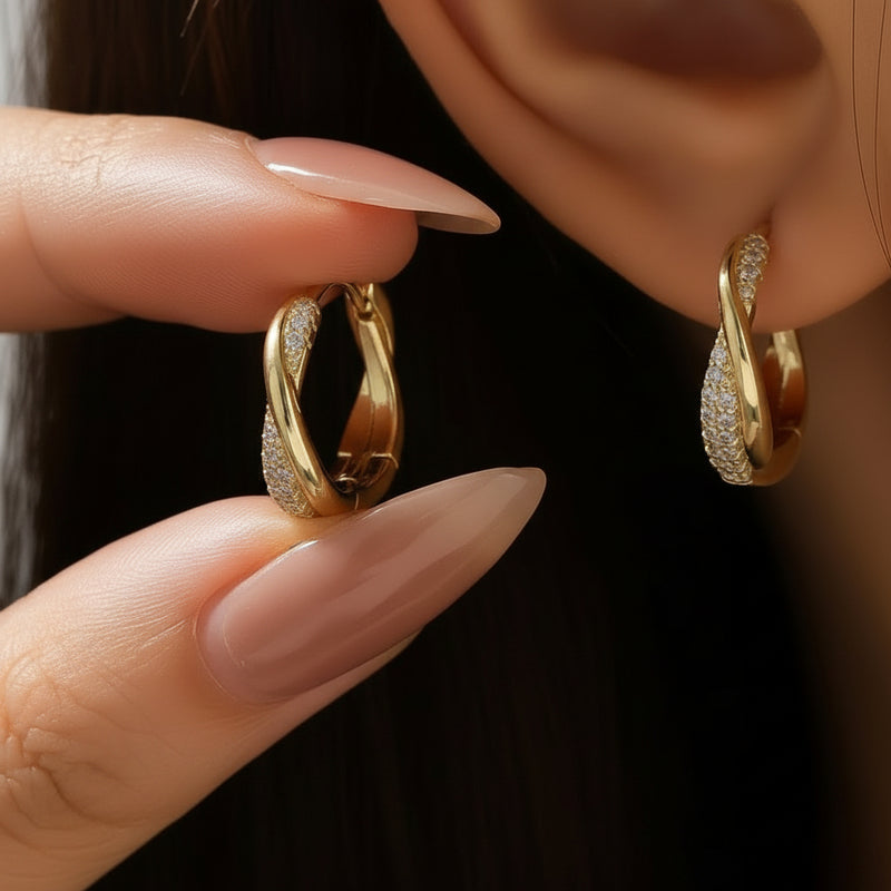 Kolczyki Twisted Zircon Hoops – Złote Kolczyki z Cyrkoniami