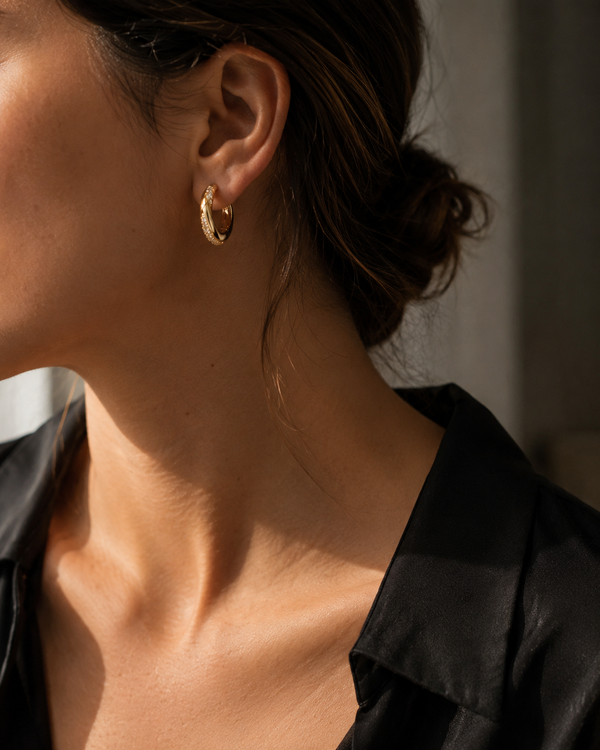 Kolczyki Twisted Zircon Hoops – Złote Kolczyki z Cyrkoniami